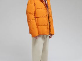 Утепленная куртка с капюшоном