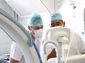 В Якутске провели операцию лазером 61-летнему пациенту с крупным желчным камнем