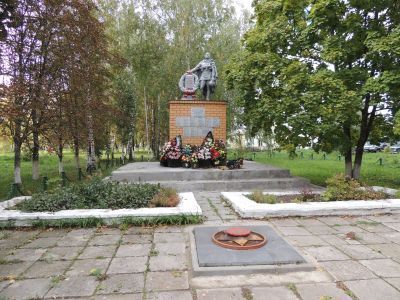 Братская могила воинов Советской Армии, погибших в период Великой Отечественной войны. Захоронено и установлено фамилий на 124 человека. Скульптура установлена в 1958 году