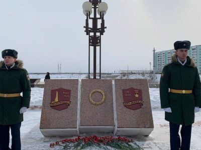 В Якутске возложили цветы к памятной плите городу-герою Севастополю