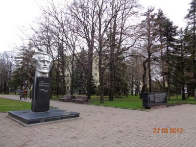 Памятник Г. Лопатину