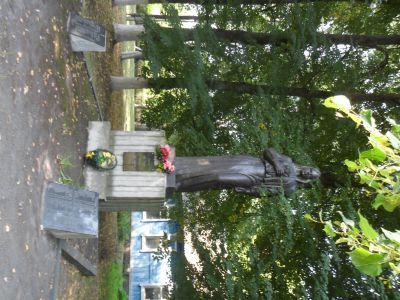 Братская могила 32 советских воинов, погибших в 1941-1943 гг. в боях с немецко-фашистскими захватчиками