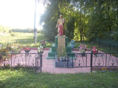 Братская могила советских воинов