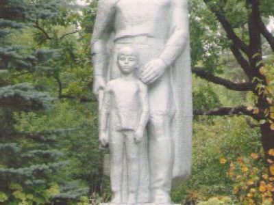 Братская могила 6 советских воинов, погибших в 1941 и 1943 гг. в боях с немецко-фашистскими захватчиками