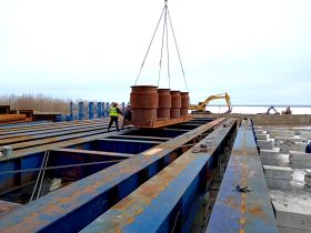 Специалисты приступили к сборке коффердамов для строительства пилонов Ленского моста