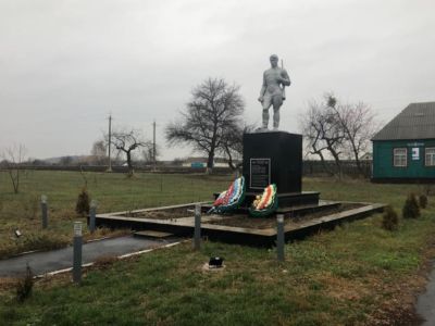 Братская могила воинов Советской Армии, погибших в феврале 1943 года