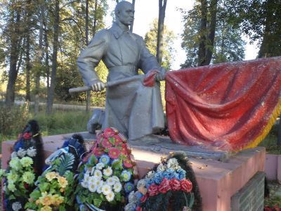 Братская могила 90 советских воинов, погибших в 1941 - 1943 гг. при освобождении района от немецко-фашистских захватчиков. Установлена скульптура