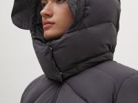 Стеганый пуховик с поясом и капюшоном