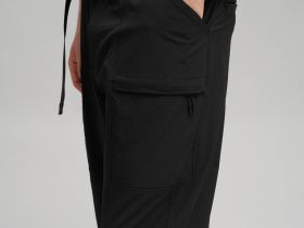 Брюки из технологичной ткани с водоотталкивающими свойствами