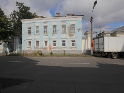 Главный дом с калиткой и двумя воротами