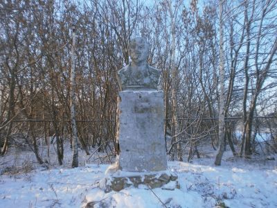 Памятник-бюст  В.И. Ленину