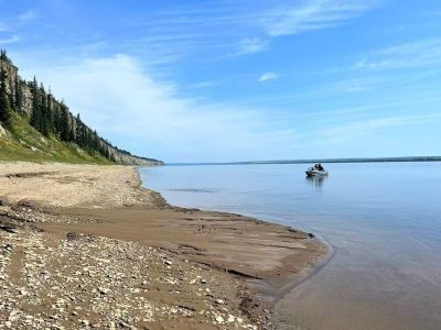 «Полиметалл» выпустил в реку Лену восемь тысяч мальков сибирского осетра