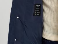 Утепленное полупальто с накладными карманами и капюшоном