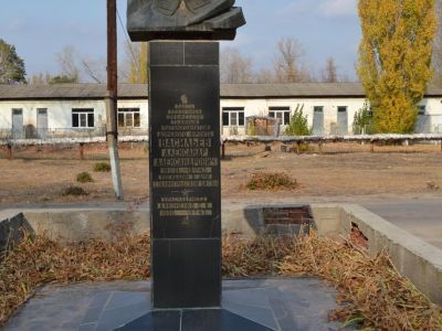 Могила профессора Васильева А.А. и красногвардейца Дьяковенко С.К., погибших в период Сталинградской битвы