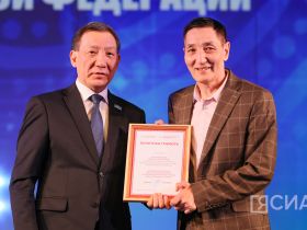 Государственные награды вручили работникам культуры Якутии