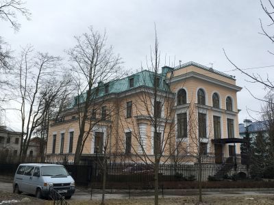 Жилой дом с участком парка и оградой