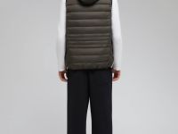 Утепленный жилет со съемным капюшоном