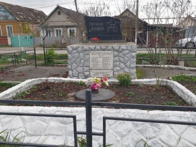 Братская могила в городском парке. Захоронено 73 человека. Фамилии установлены. Памятник типовой