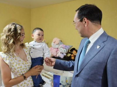 Глава Якутии Айсен Николаев в Таттинском районе навестил семью участника СВО