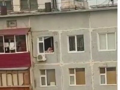 В Якутске наказали родителей, детей которых очевидцы заметили у открытых окон