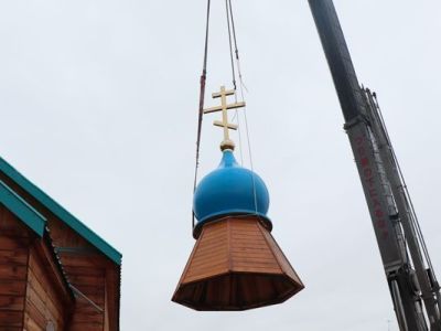 На строящейся в исправительной колонии №1 церкви установили купол с крестом