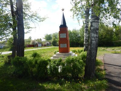 Братская могила советских воинов, погибших в боях с фашистскими захватчиками в 1943 году. Захоронено 26 человек, имена 7 человек установлены.Обелиск