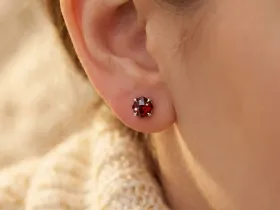 Пусеты из серебра с гранатами э0606пс11250370