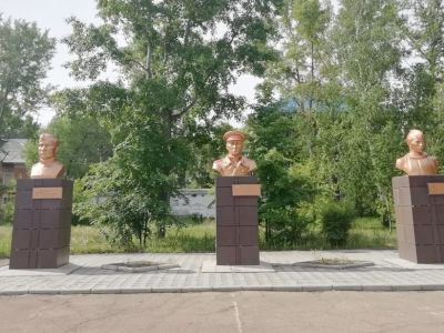 Бюсты комсомольцев – Героев Советского Союза Рублёвского В.С., Добродомова Г.С., Сидоренко И.С.