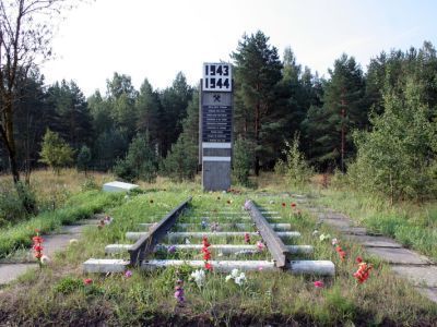 Памятный знак-стела на месте, где в 1943-44 гг. проходила единственная ж.д. линия, связывавшая осажденный Ленинград со страной (после прорыва блокады)