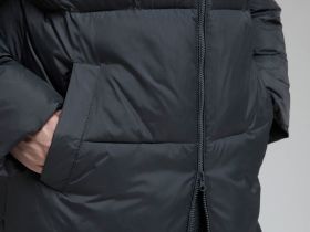 Стеганая куртка с капюшоном и меховой опушкой