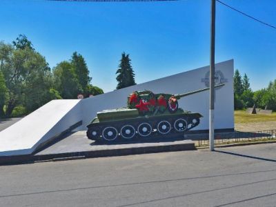 Танк Т-34 и 76-миллиметровая противотанковая пушка, установленные на рубеже обороны советских войск 1941-1944 годов