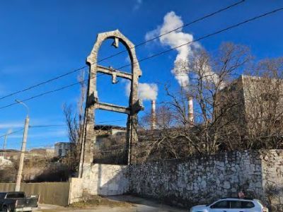 Арка-опора подвесной дороги, построенная методом народной стройки