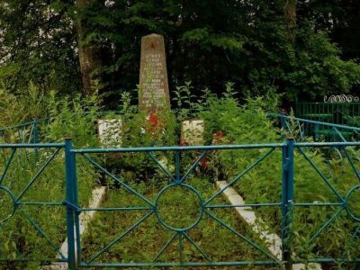 Братская могила воинов Добровольческой дивизии народного ополчения г. Ленинграда, умерших от ран в полевом госпитале, размещавшемся в д. Теребони в период Великой Отечественной войны