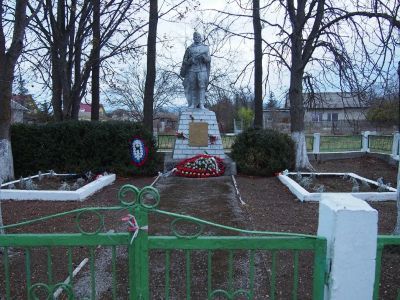 Братская могила советских воинов и партизан