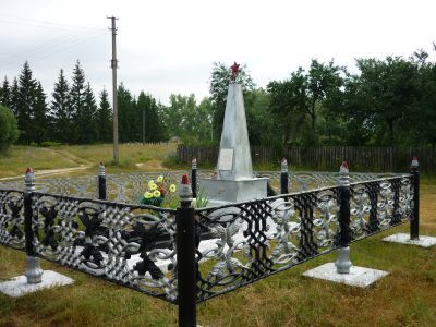 Братская могила советских воинов, погибших в боях с фашистскими захватчиками
