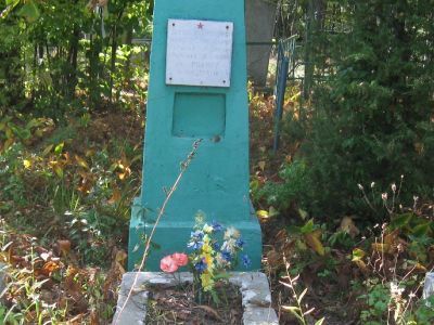 Братская могила 4 советских воинов, погибших в 1943 г. в боях с немецко-фашистскими захватчиками
