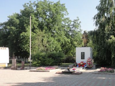 Братская могила советских воинов, погибших в боях с фашистскими захватчиками