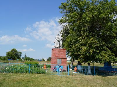 Братская могила советских воинов, погибших в боях с фашистскими захватчиками в 1943 году. Захоронено 31 человек, имена установлены