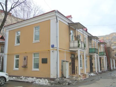 Дома жилого кооператива артистов "Труженик искусства", 1927-1932 гг., архитектор В.С.Кузнецов. Здесь жили и работали артисты Малого театра: Рыжовы, Головины, Рафаиловы, Е.Н.Гоголева, В.Я.Хенкин, В.М.Барсова. В корпусе № 3 в 1920-1930 гг. помещалась оперна