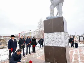 Айсен Николаев возложил цветы к памятнику Федору Попову на его малой родине