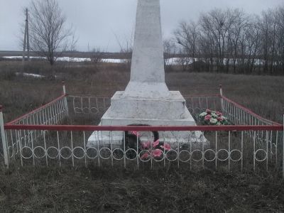 Обелиск воинам-землякам, погибшим в гражданскую войну и Великую Отечественную войну 1941-1945 гг.