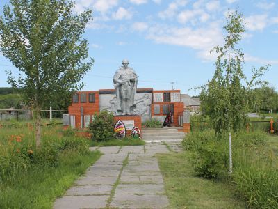 Братская могила советских воинов, погибших в боях с фашистскими захватчиками в 1943 году. Захоронено 95 человек, имена установлены. Скульптура советского воина