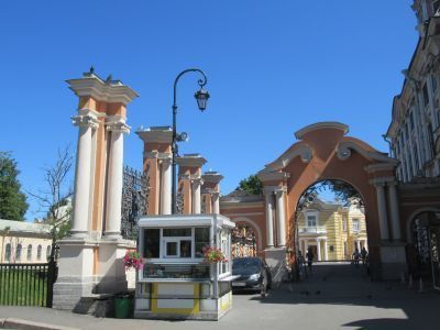 Ворота восточного двора с двумя оградами по набережной реки Монастырки