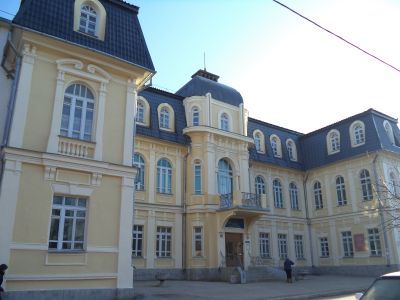 Здание мастерских железнодорожного техникума, где работал К. Э. Циолковский, 1923-25 гг.; в 1898-1901 гг. учился революционер Н. Е. Вилонов, в 1905 г. находился штаб боевой дружины РСДРП