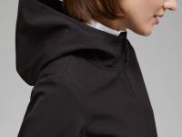 Ветровка с капюшоном