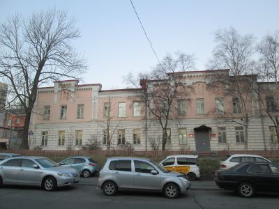 Здание офицерского собрания бывшей Владивостокской крепости, в котором в 1900 г. работал выдающийся русский военный инженер К.И.Величко – создатель Владивостокской крепости