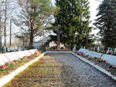 Братская могила воинов Советской Армии, погибших в боях с немецко-фашистскими захватчиками в период Великой Отечественной войны 1941-1945 гг.