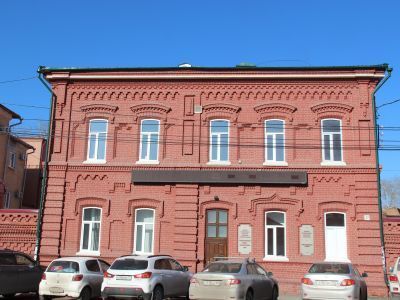 Дом-флигель с въездными воротами