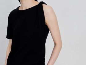 Топ из хлопка с открытым плечом и фигурным узлом