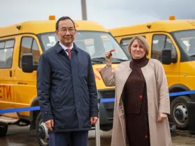 Айсен Николаев передал школам и колледжам Якутии ключи от 27 новых автобусов